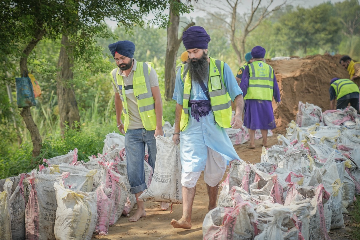 Volunteers distributing aid